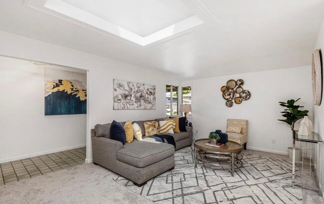 Photo - 483 Ontario Dr