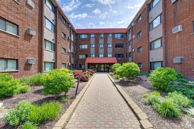 Building Photo - 2021 S Wolf Rd Unit 405 Rental