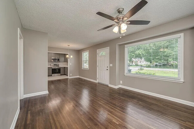 Photo - 1985 Carloss Dr