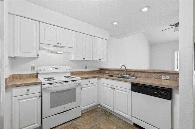 Large Kitchen with Breakfast Bar - Appleton Place Associates, LLC