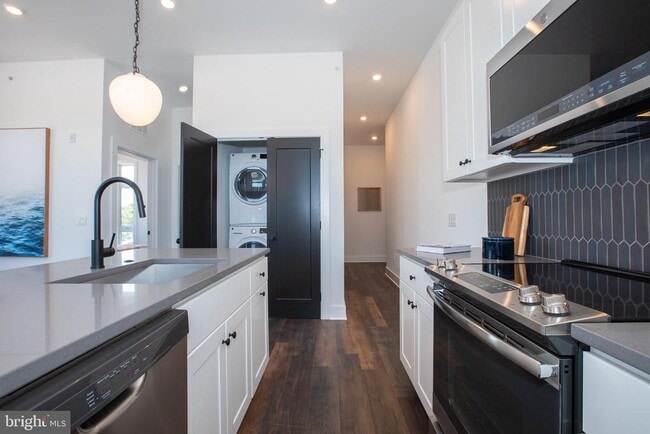 Building Photo - 2940 W Thompson St Unit 102