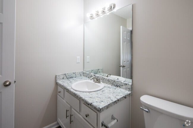 2BR, 2BA - 964SF - Bathroom