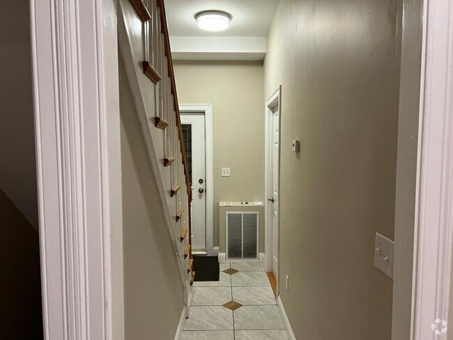 Building Photo - 1-2 Boardman Place Unit 1 Room 2 Rental