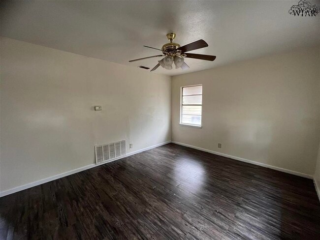 Photo - 1421 Tanbark Rd