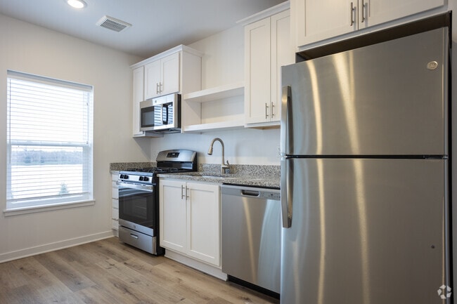 1 BR, 1 BA - 634 SF - Elmwood Lake Apartments