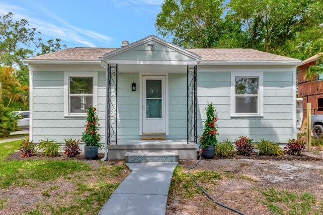 Building Photo - 4/2 HOME CHARMING GULFPORT HOME FEATURING NICE UPGRADES