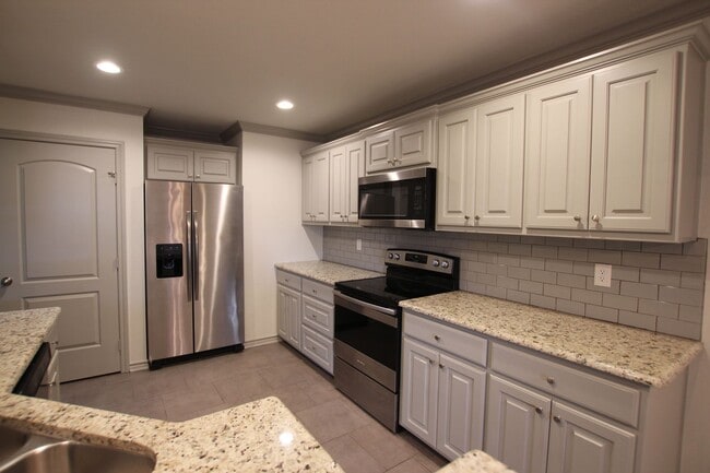 Photo - Beautiful 3 Bedroom 2 Bathroom Townhouse i... Unit 6324
