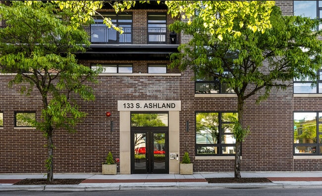 Building Photo - 133 S Ashland Ave Rental