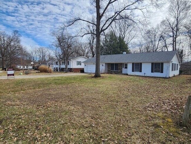 Building Photo - 4 Bedroom Ranch Style Home - Woodgate Subdivision