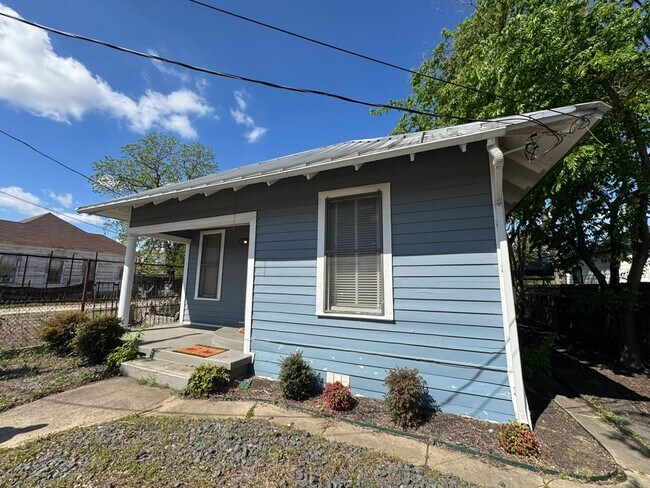 Photo - Fully Restored 2BR Classic Near Downtown Dignowity Hill
