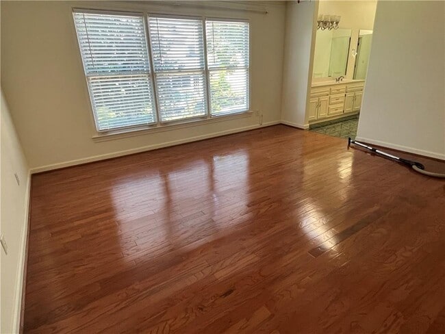 Photo - 972 Bridgegate Dr NE