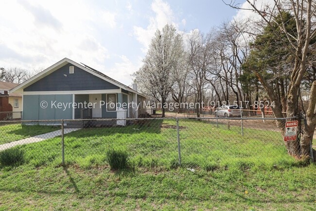 Building Photo - 732 N Victor Ave Unit B