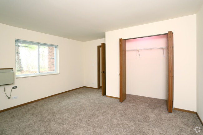 2BR, 1BA - Master Bedroom - Heritage Green Apartments