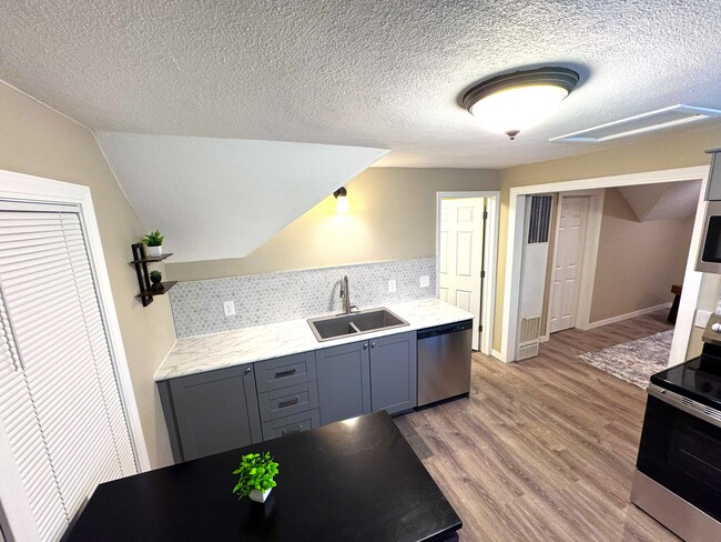 2415 S 8th St Unit Upper Unit