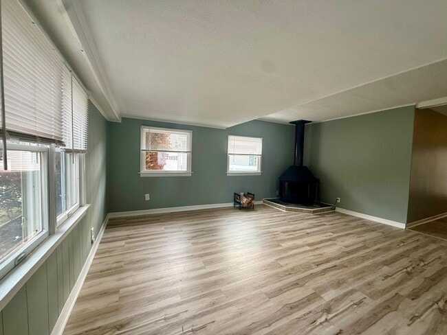 Photo - 15136 S James St