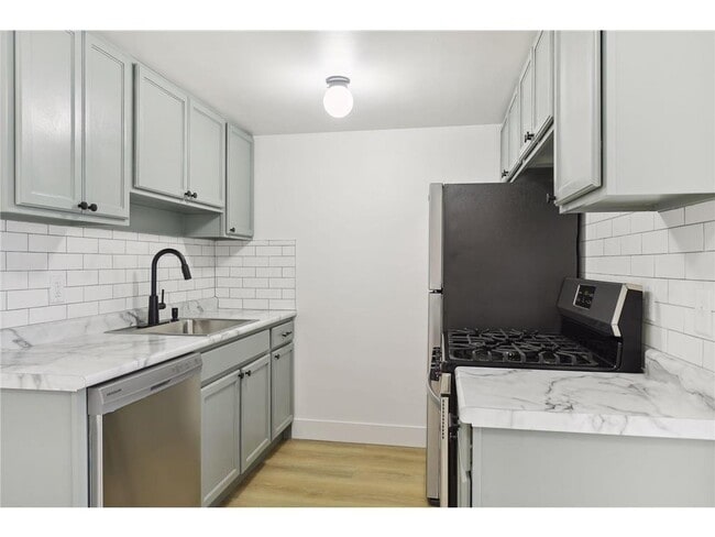 Photo - 99 E 54th St Unit 9