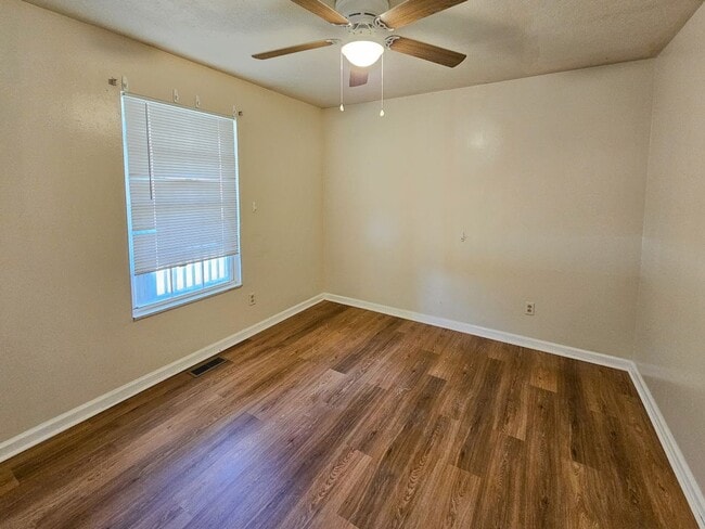 Photo - Knoxville 37921 - 3 bedroom, 2 bath Duplex - Contact Ryan Fogarty 865-333-4840