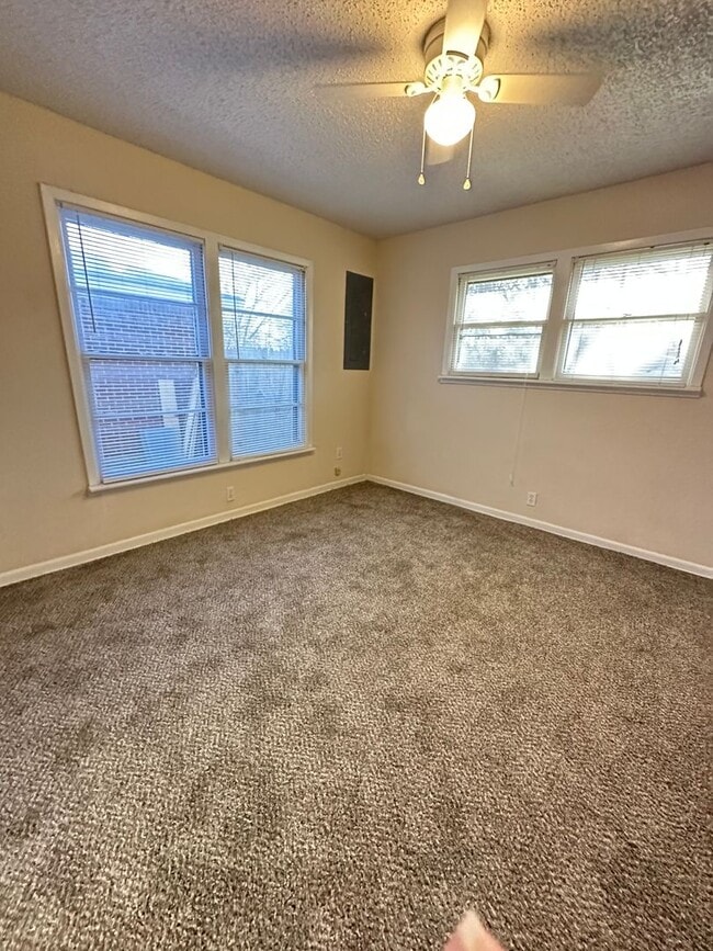 Photo - 3/2 with huge backyard and bonus living room