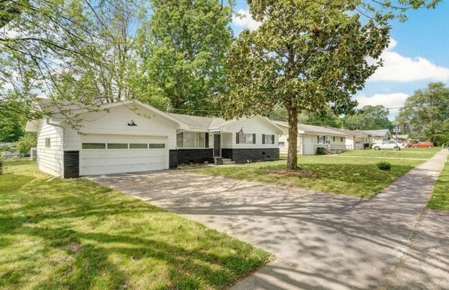 Photo - 3 Bedroom PLUS SUNROOM | 2 Bathroom | 2 Ca...