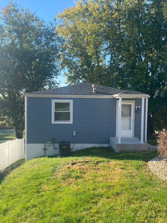 Building Photo - SUPER CUTE 1 BEDROOM/1 BATH HOME IN NORTH IRWIN - MOVE IN READY!!