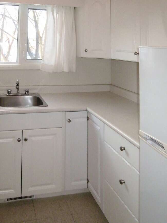 Kitchen at 1415 Rothesay Townhouses, Winnipeg, MB R2G 1V3 - Rothesay Townhouses