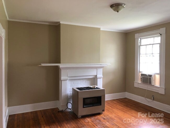 Photo - 660 E Sharpe St