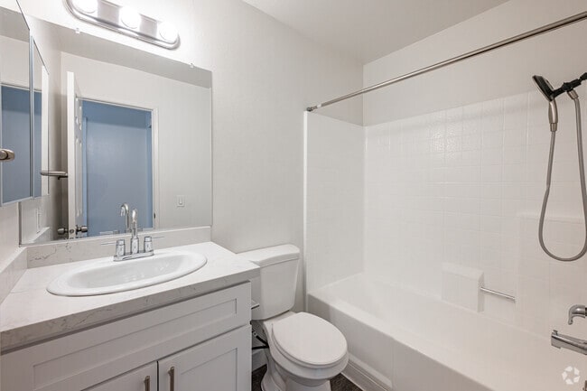 2BR, 2BA - 850SF - Secondary Bathroom