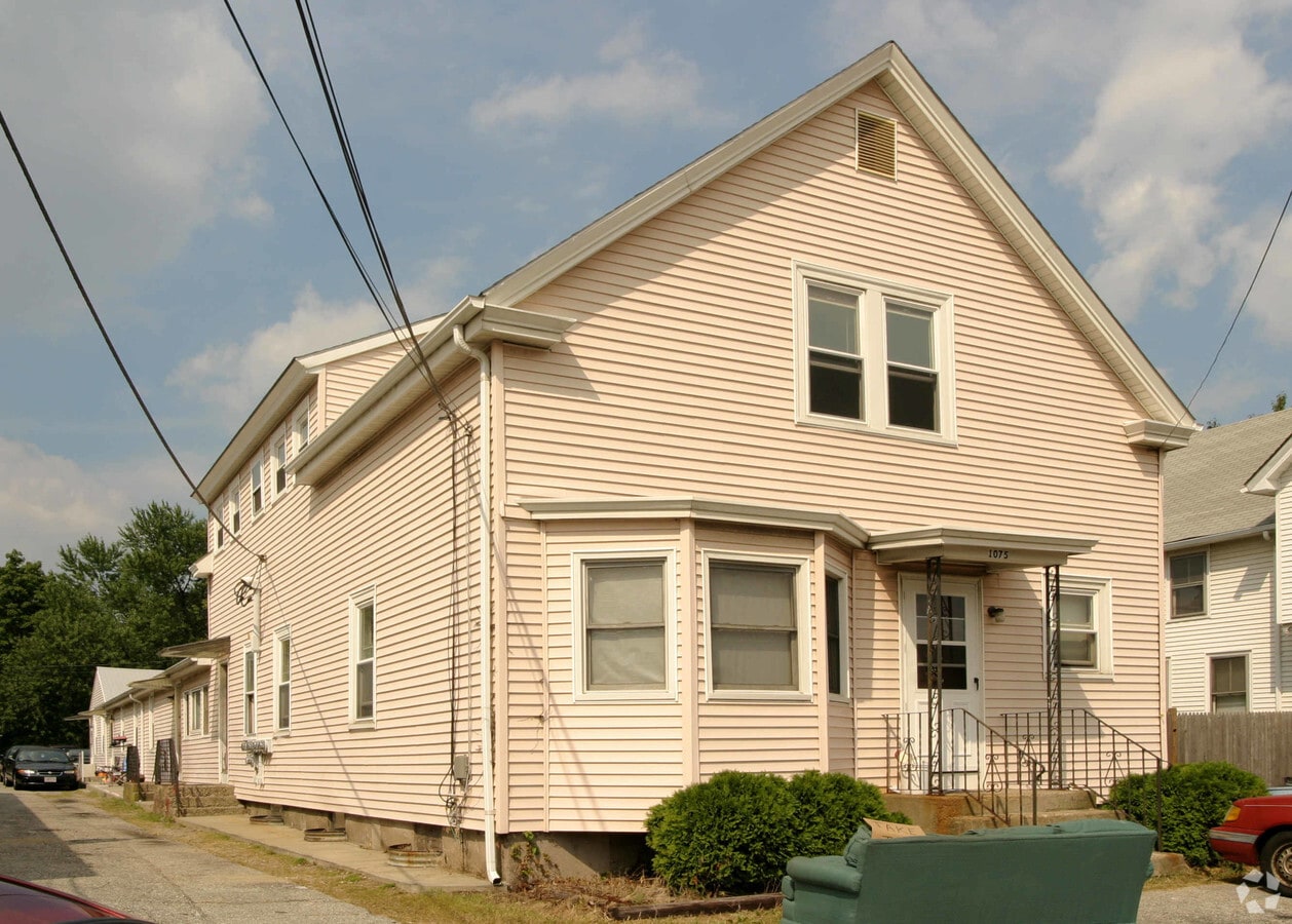 Photo - 1075 Washington St Apartments