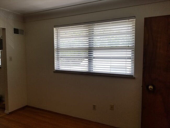 Building Photo - 304 Morrison N Ave Unit 6