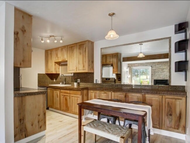 Building Photo - 1061 W Beaver Creek Blvd