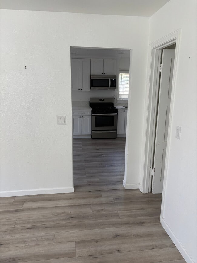 Photo - 115 W Ivy St