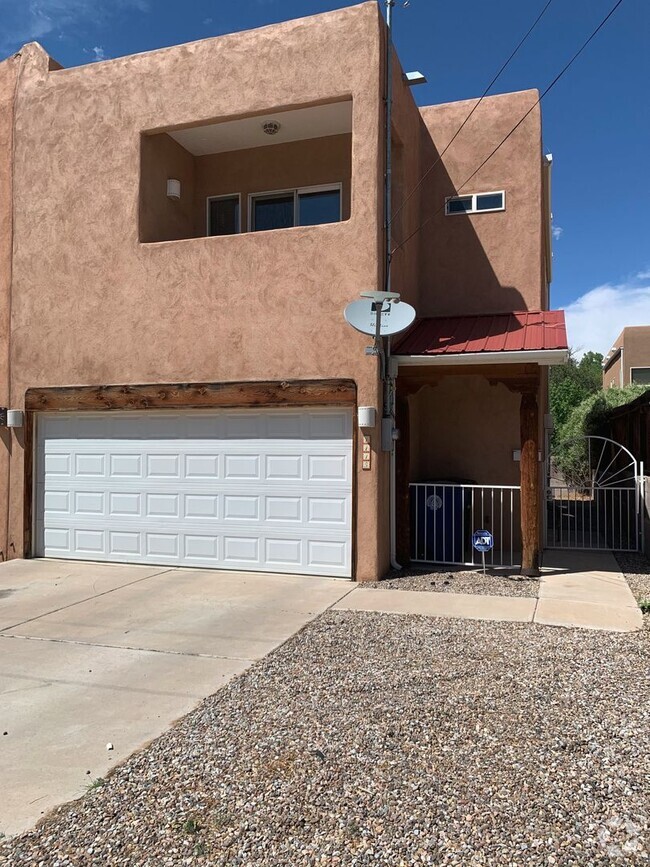 Building Photo - 3 bd / 2.5 bth / 2 car garage near UNM, CN... Rental