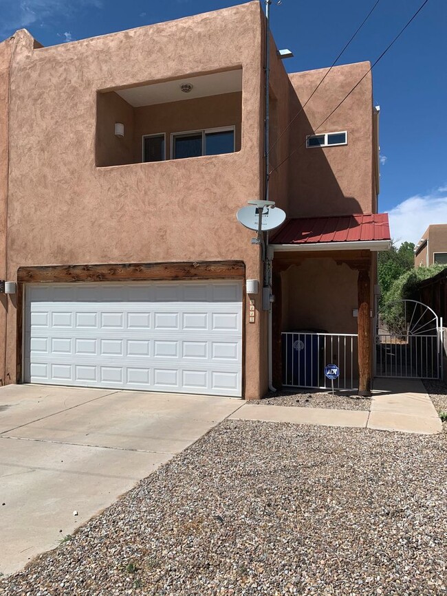 3 bd / 2.5 bth / 2 car garage near UNM, CN... - 3 bd / 2.5 bth / 2 car garage near UNM, CN... House