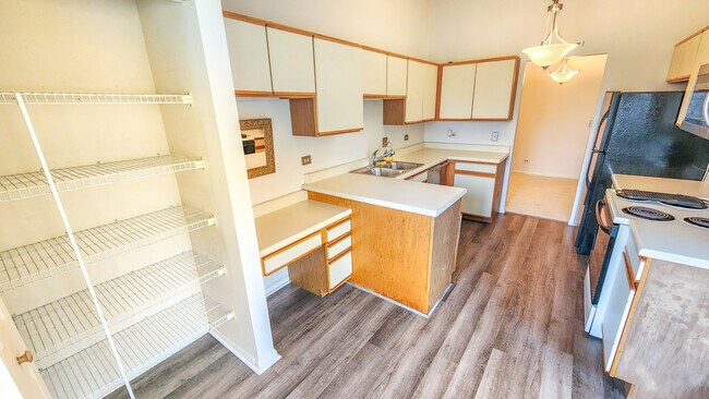 Large eat in kitchen w/ pantry - 185 Brook Ln Unit 1