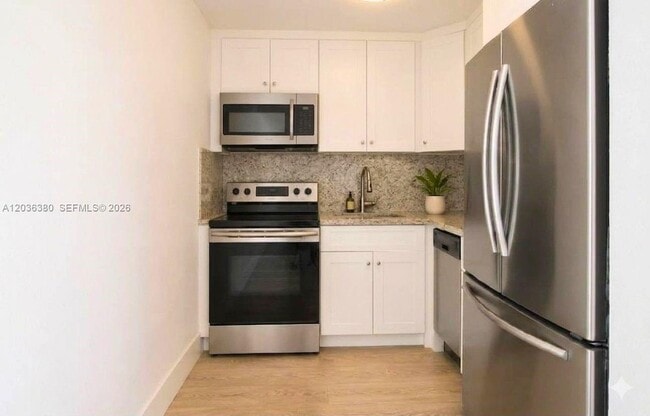 Building Photo - 444 SW 4th St Unit 204