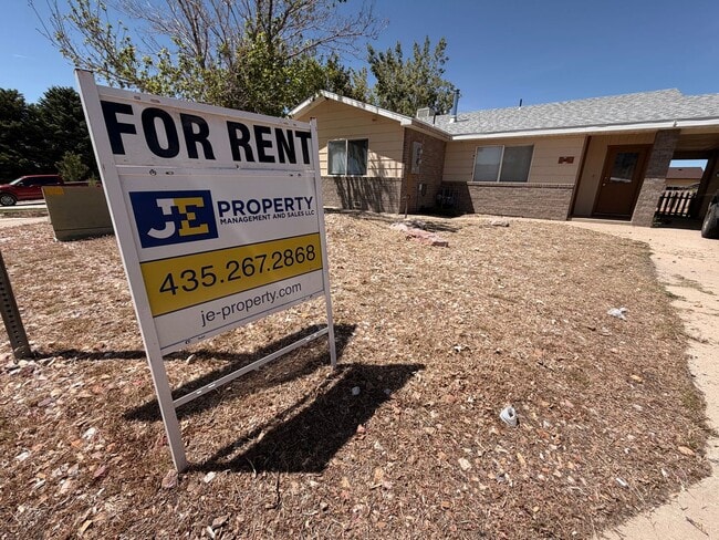 Building Photo - Charming Duplex in Cedar City