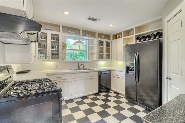 Photo - 1504 Hillmont St