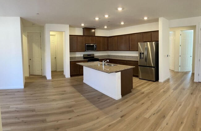 Photo - 1977 Apiary Wy