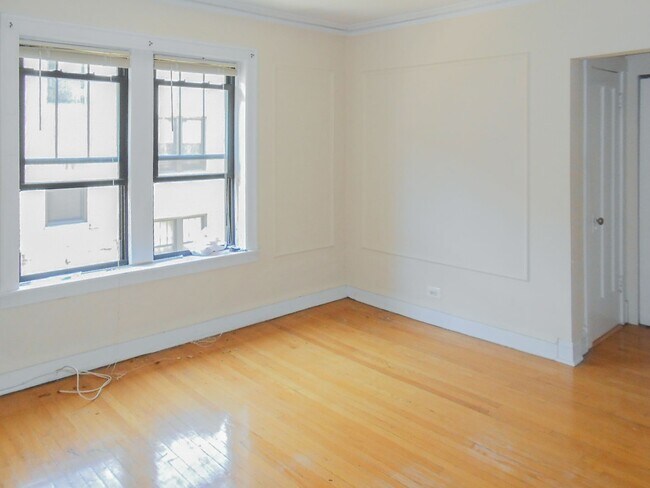 Building Photo - 1944 W Wilson Ave Unit 1N Rental