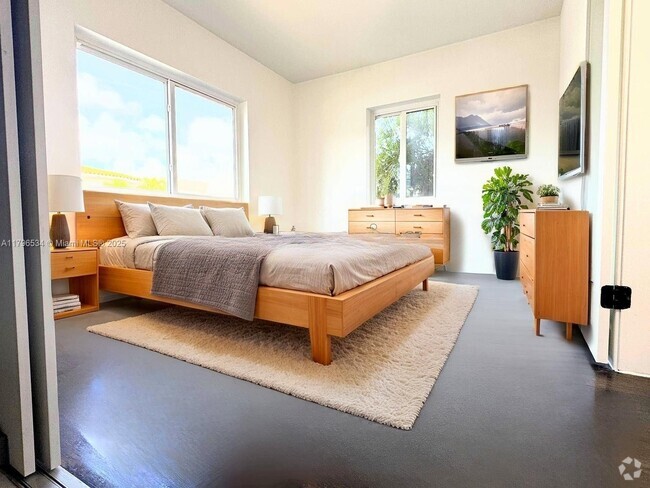 Building Photo - 7325 Byron Ave Unit 8 Rental