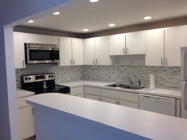 Modern Kitchen - 150 SE 25th Rd Unit 2B