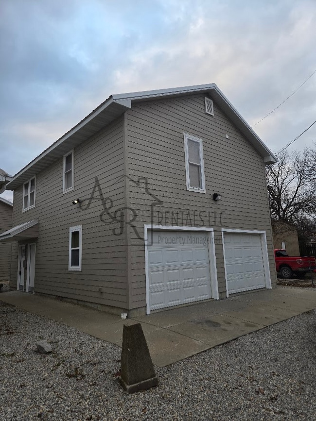 Building Photo - 301 E 7th St