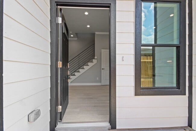 Photo - 5415 Bacher St
