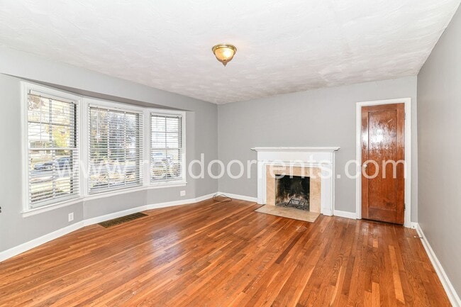 Photo - 125 E 49th St