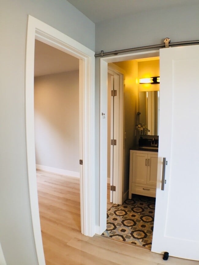 Puerta a la cama 2 - 31501 Burnside Pl