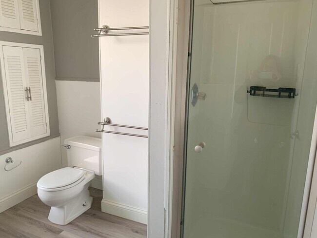 Photo - 2411 Queen St