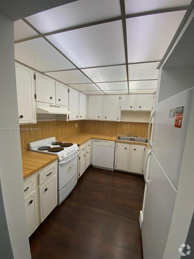 Building Photo - 6960 Miami Gardens Dr Unit 2-523 Rental