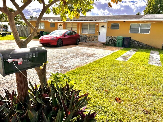 Building Photo - 7950 SW 5th St Unit 7952 Rental