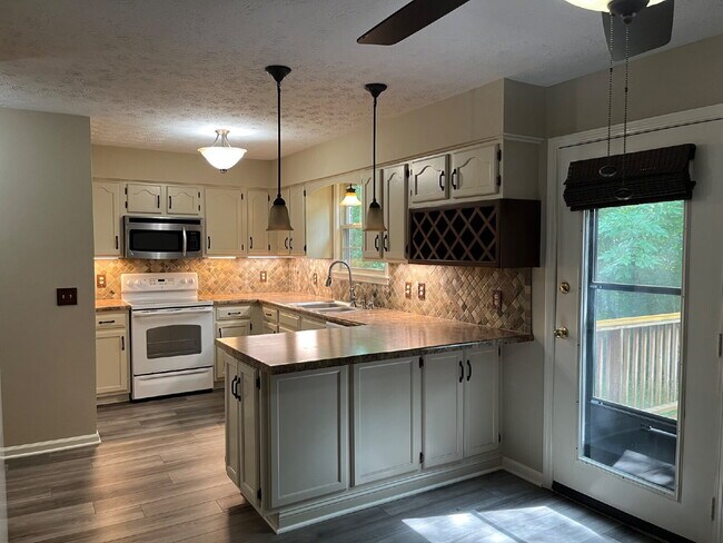 "Charming 2-Bed, 2.5-Bath Townhouse Retreat in Nashville - 1,242 Sq. Ft. of Comfort!"
Lawn Care I...