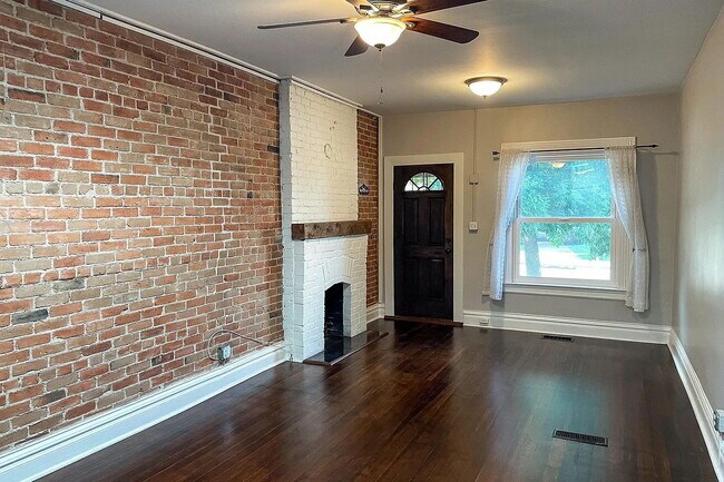 Photo - Cozy 1-Bedroom Townhouse Retreat with Granite Touches & Hardwood Elegance in Denver! Unidad A